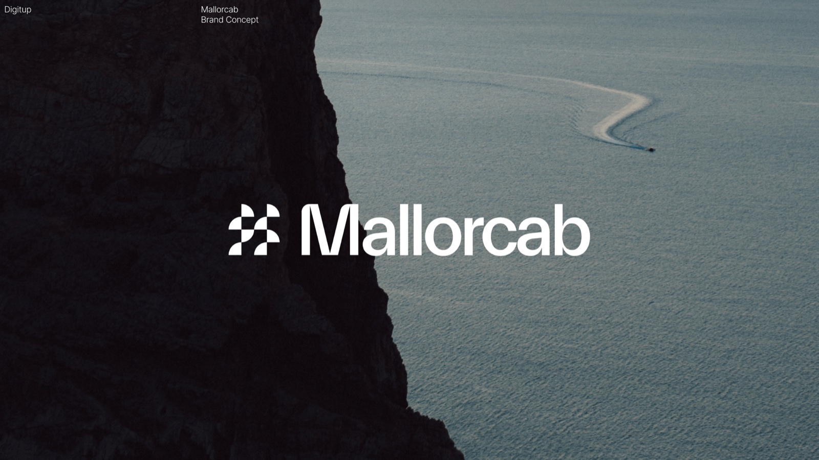Logotipo Mallorcab sobre un acantilado y el mar de Mallorca.